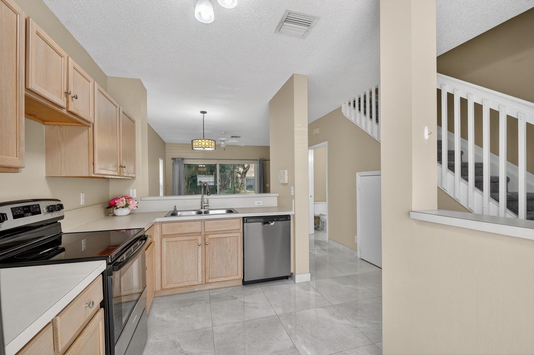 For Sale: $324,000 (2 beds, 2 baths, 1008 Square Feet)