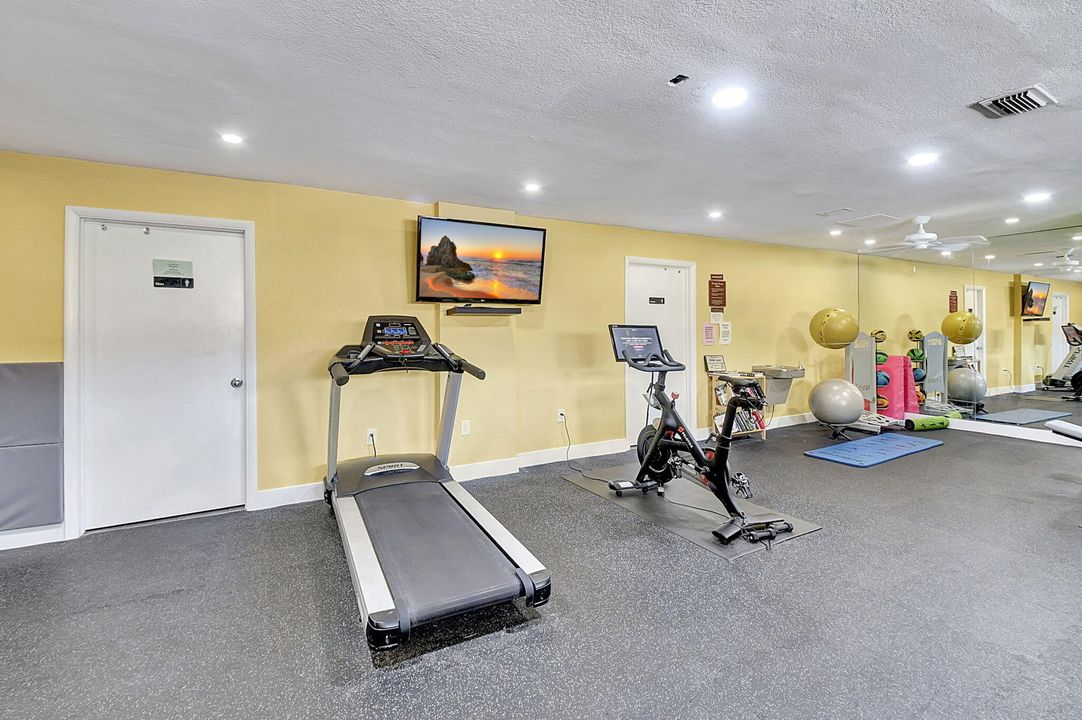 Active With Contract: $430,000 (2 beds, 2 baths, 1369 Square Feet)