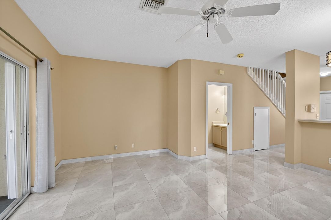 For Sale: $324,000 (2 beds, 2 baths, 1008 Square Feet)