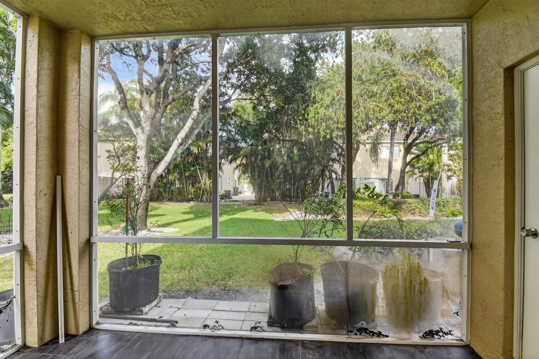 For Sale: $324,000 (2 beds, 2 baths, 1008 Square Feet)