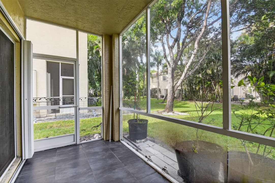 For Sale: $324,000 (2 beds, 2 baths, 1008 Square Feet)