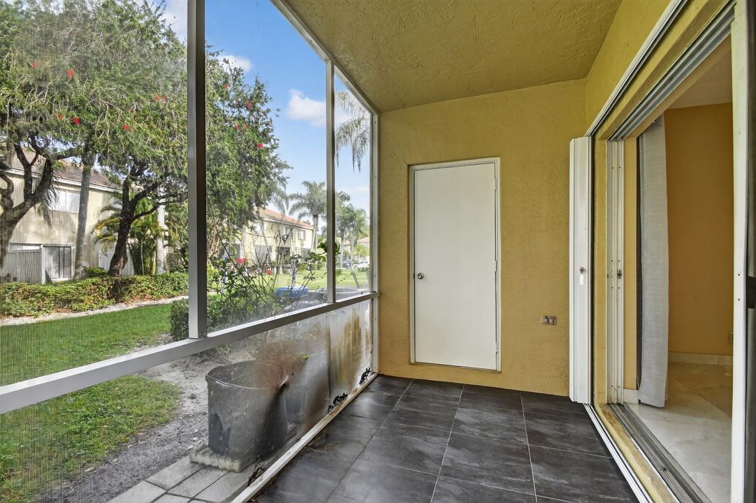 For Sale: $324,000 (2 beds, 2 baths, 1008 Square Feet)