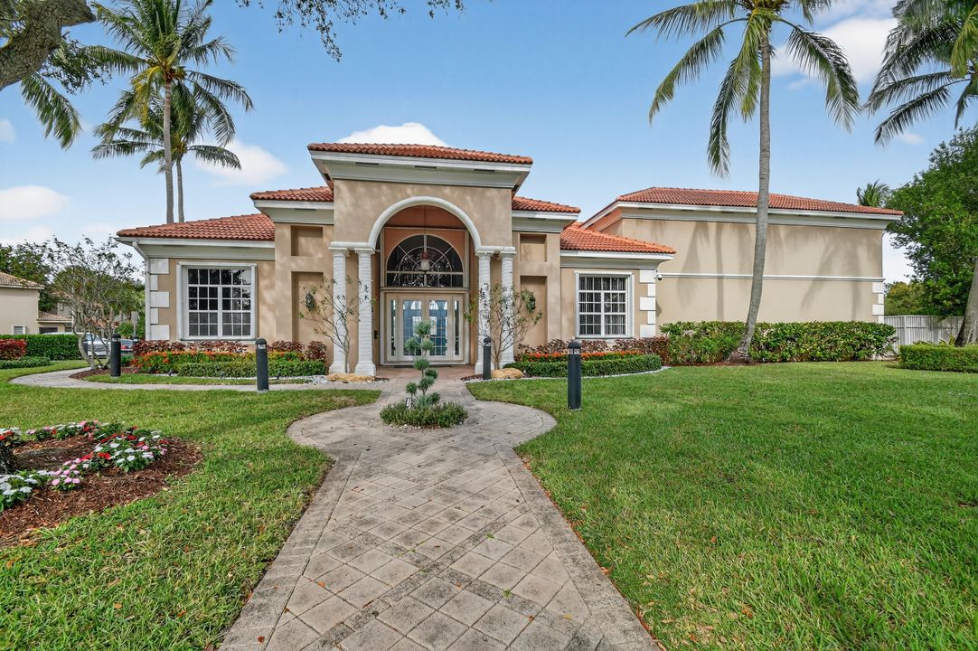 For Sale: $324,000 (2 beds, 2 baths, 1008 Square Feet)