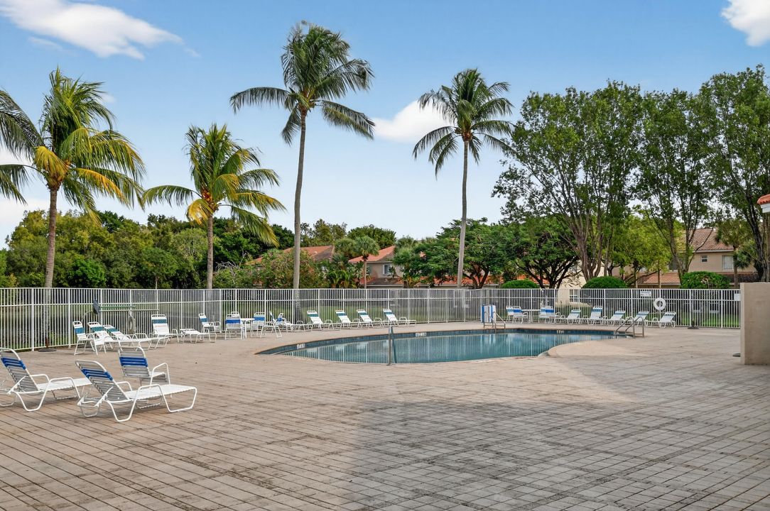 For Sale: $324,000 (2 beds, 2 baths, 1008 Square Feet)