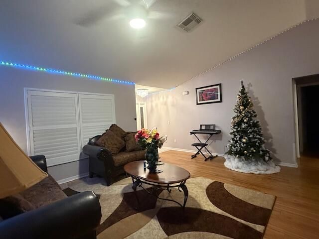 待售: $348,000 (3 贝兹, 2 浴室, 2076 平方英尺)