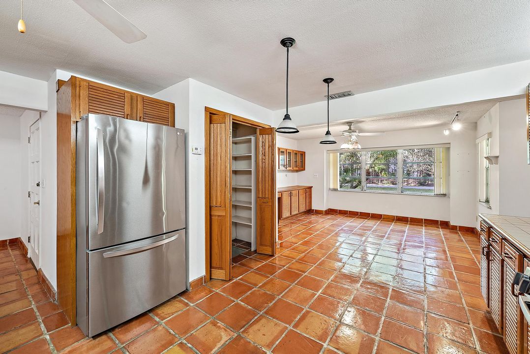 На продажу: $989,000 (4 спален, 3 ванн, 2405 Квадратных фут)