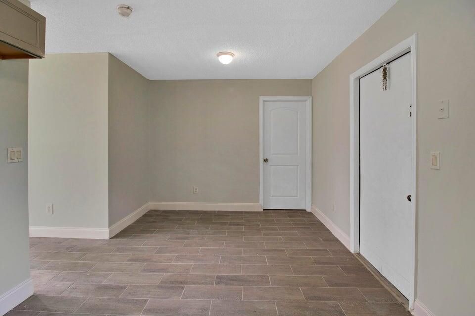 For Rent: $2,300 (3 beds, 1 baths, 2240 Square Feet)