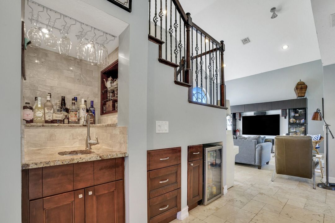 En Venta: $759,000 (5 camas, 3 baños, 2550 Pies cuadrados)