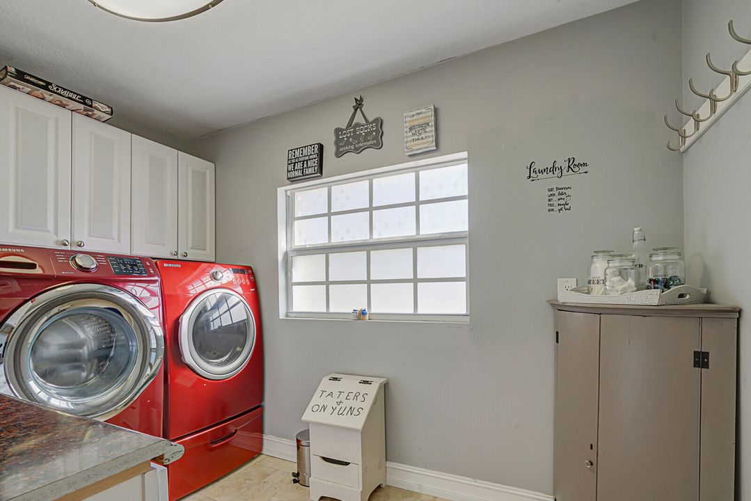 En Venta: $759,000 (5 camas, 3 baños, 2550 Pies cuadrados)