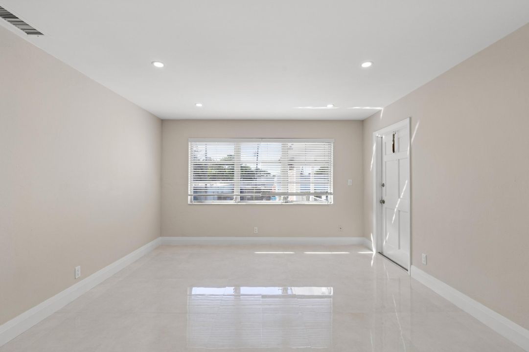 出租: $2,100 (2 贝兹, 1 浴室, 800 平方英尺)