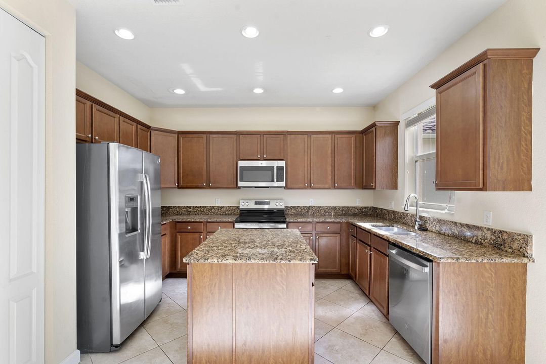 待售: $700,000 (5 贝兹, 3 浴室, 2816 平方英尺)