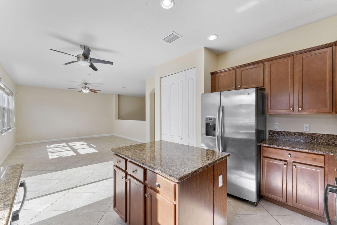 待售: $700,000 (5 贝兹, 3 浴室, 2816 平方英尺)