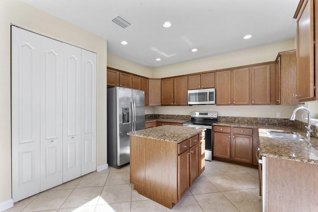 待售: $700,000 (5 贝兹, 3 浴室, 2816 平方英尺)