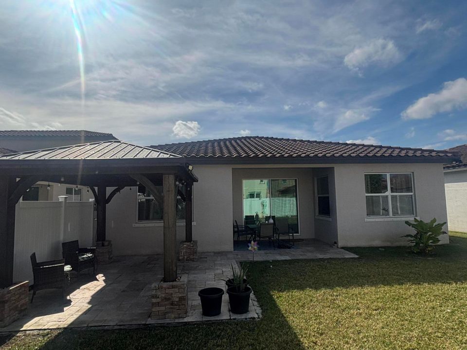 В аренду: $2,800 (3 спален, 2 ванн, 1649 Квадратных фут)