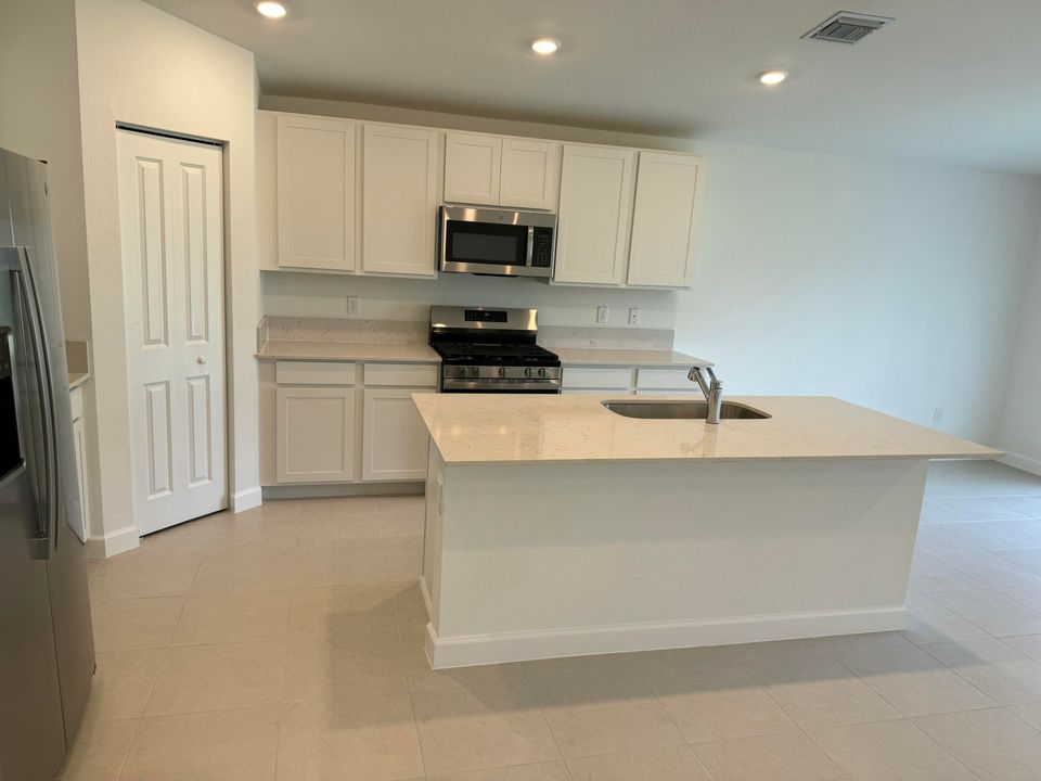 В аренду: $2,750 (4 спален, 2 ванн, 1937 Квадратных фут)