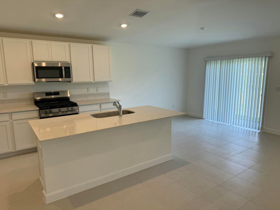 В аренду: $2,750 (4 спален, 2 ванн, 1937 Квадратных фут)