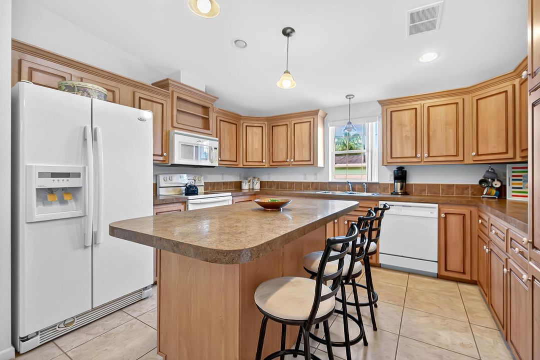 На продажу: $220,000 (3 спален, 2 ванн, 1365 Квадратных фут)