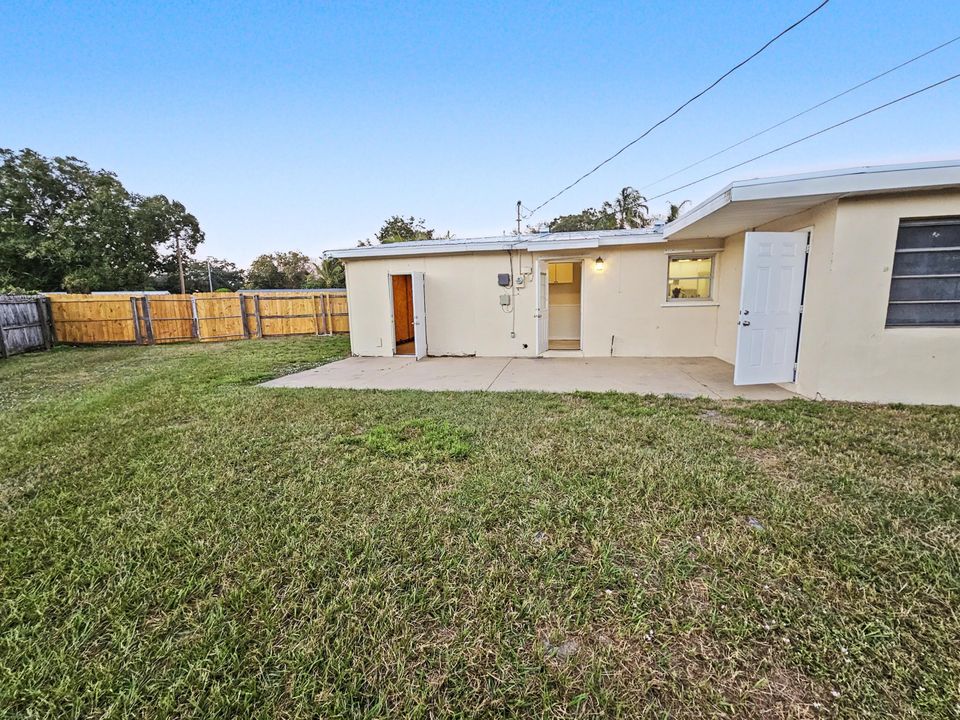 For Sale: $277,000 (2 beds, 2 baths, 1441 Square Feet)