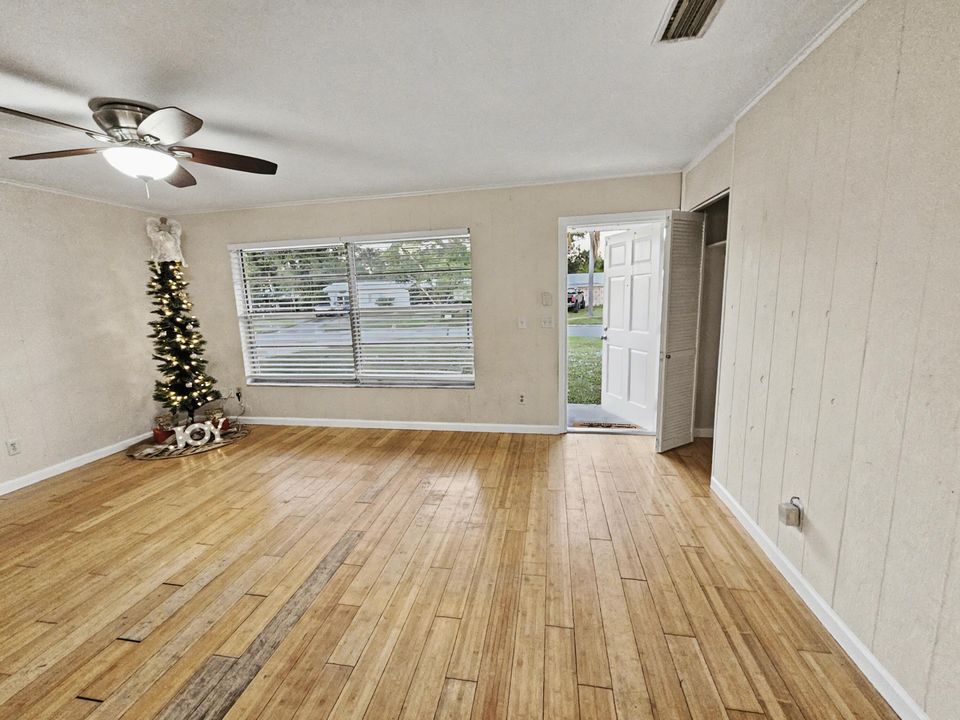 For Sale: $277,000 (2 beds, 2 baths, 1441 Square Feet)