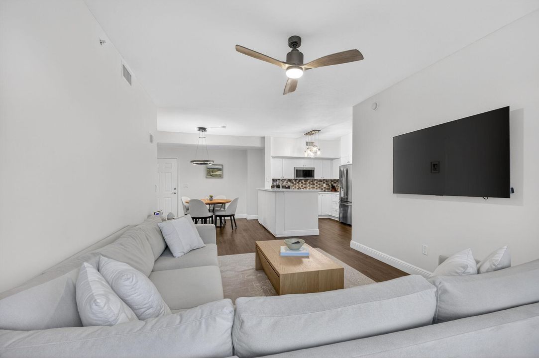 待售: $625,000 (2 贝兹, 2 浴室, 1073 平方英尺)