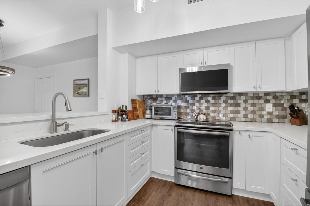 待售: $625,000 (2 贝兹, 2 浴室, 1073 平方英尺)