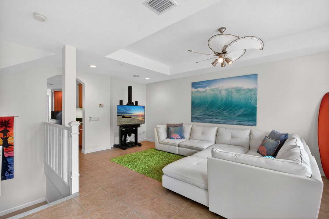 En Venta: $545,000 (2 camas, 3 baños, 2096 Pies cuadrados)