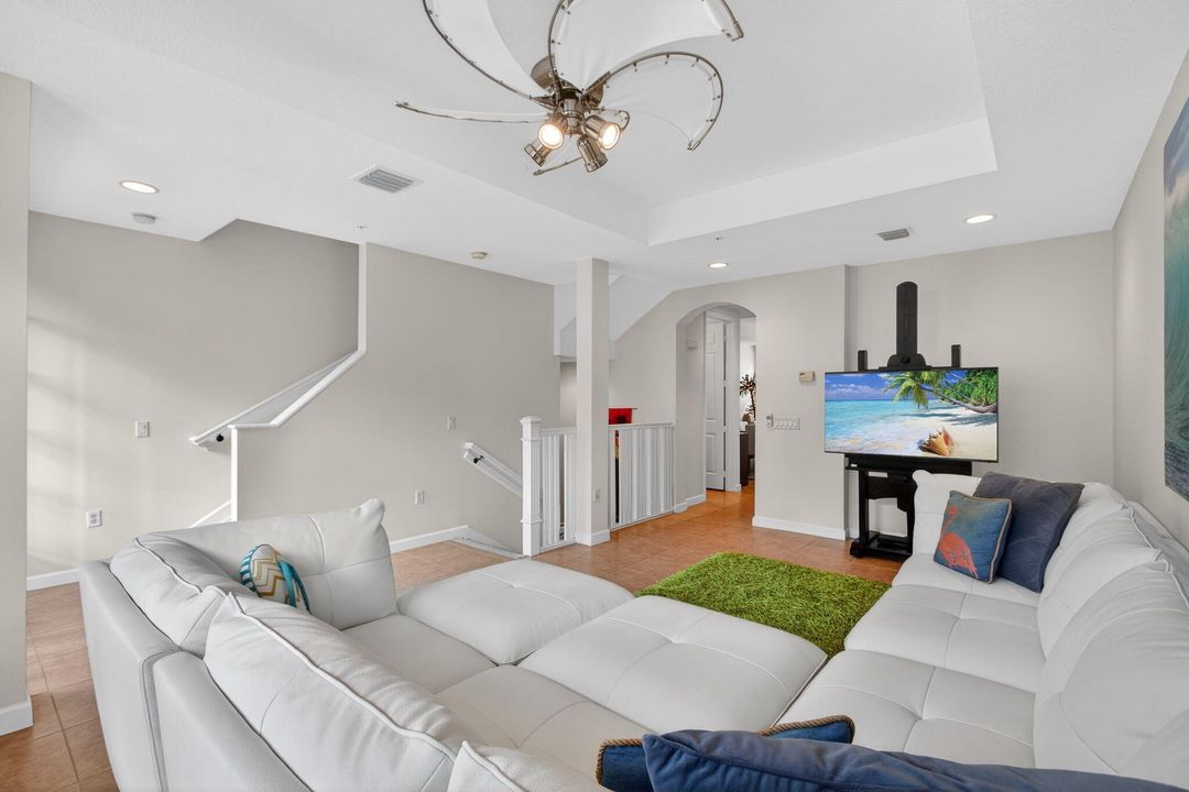 En Venta: $545,000 (2 camas, 3 baños, 2096 Pies cuadrados)