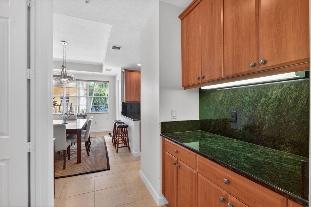 En Venta: $545,000 (2 camas, 3 baños, 2096 Pies cuadrados)