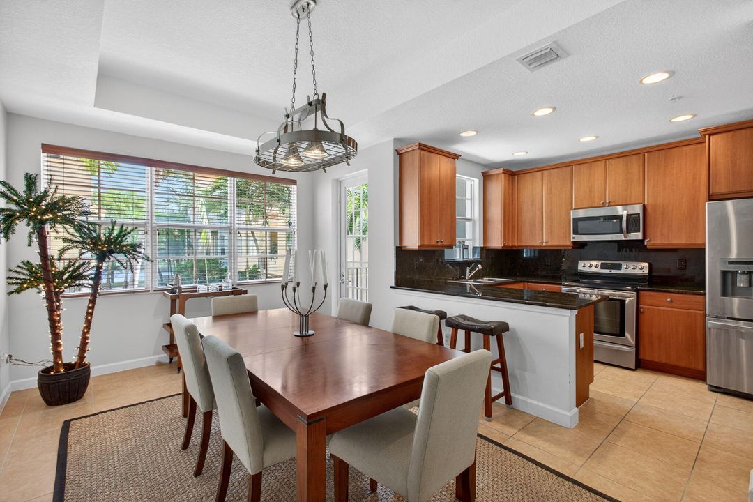 En Venta: $545,000 (2 camas, 3 baños, 2096 Pies cuadrados)