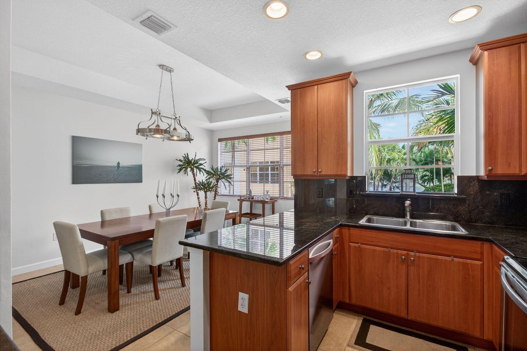 En Venta: $545,000 (2 camas, 3 baños, 2096 Pies cuadrados)