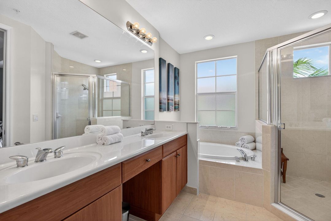 En Venta: $545,000 (2 camas, 3 baños, 2096 Pies cuadrados)