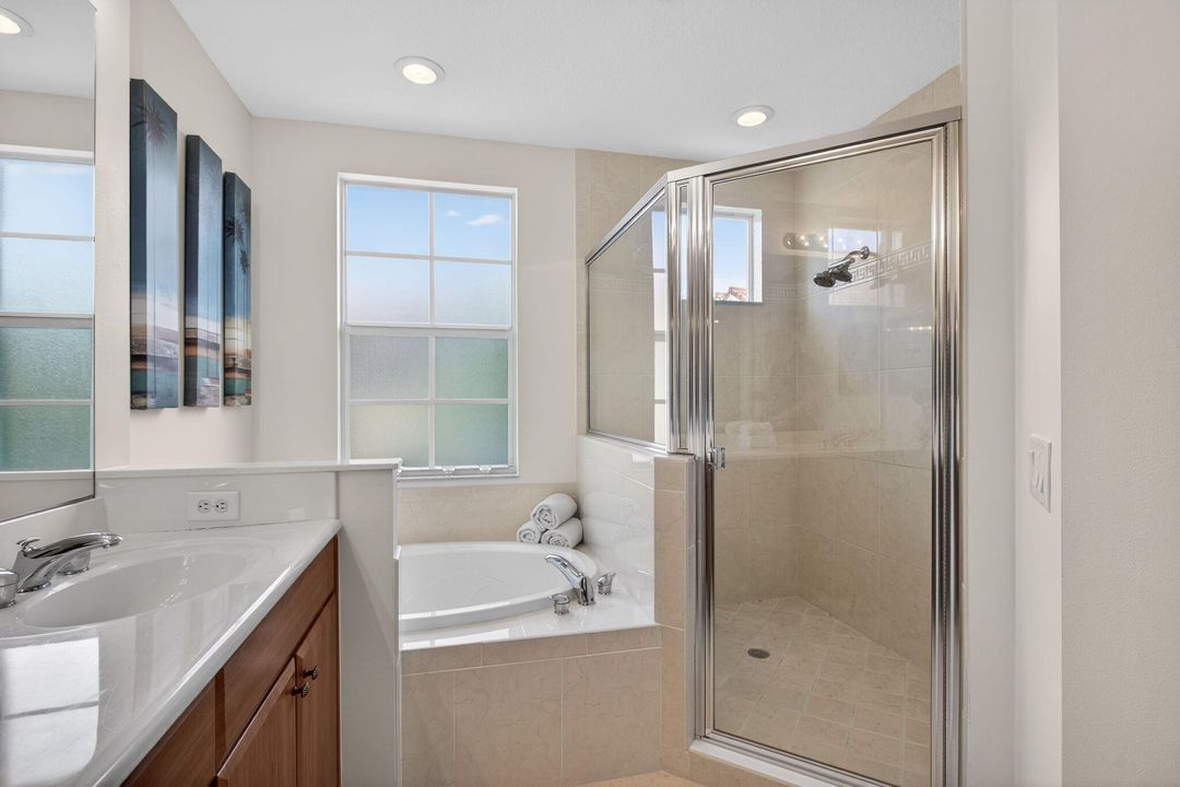 En Venta: $545,000 (2 camas, 3 baños, 2096 Pies cuadrados)