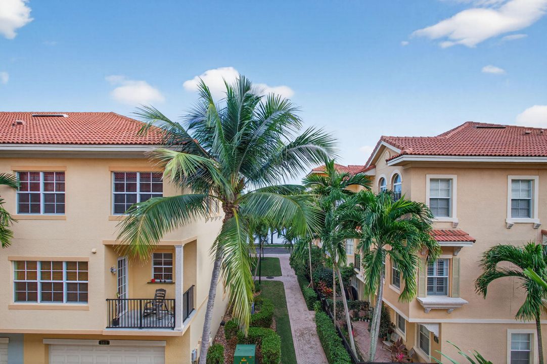 En Venta: $545,000 (2 camas, 3 baños, 2096 Pies cuadrados)