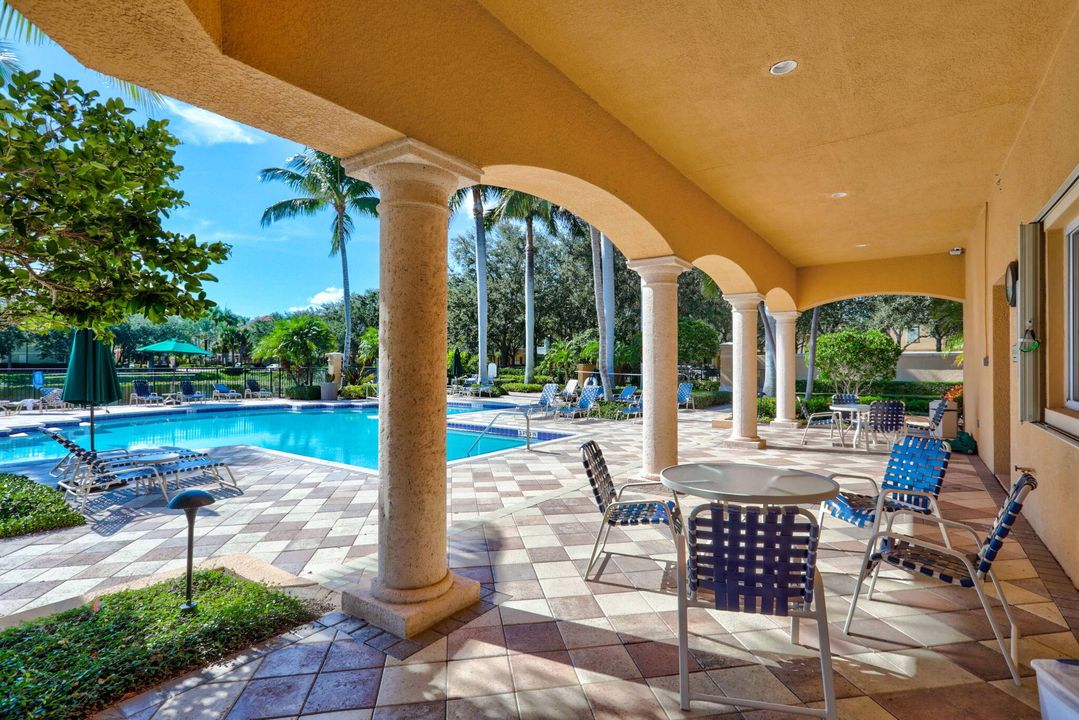 En Venta: $545,000 (2 camas, 3 baños, 2096 Pies cuadrados)