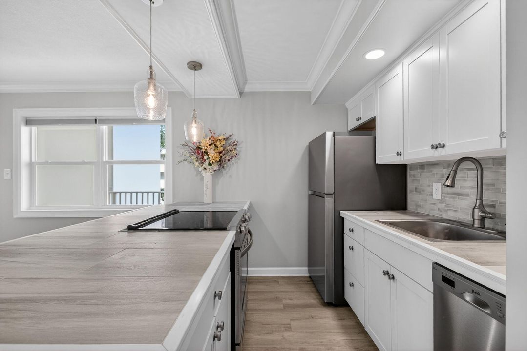 For Sale: $329,000 (1 beds, 1 baths, 620 Square Feet)