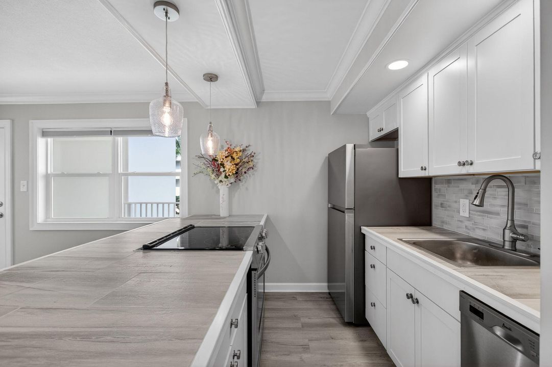 For Sale: $329,000 (1 beds, 1 baths, 620 Square Feet)