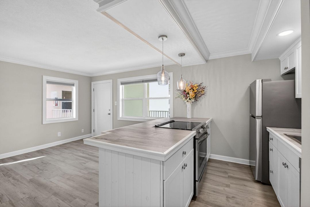 For Sale: $329,000 (1 beds, 1 baths, 620 Square Feet)