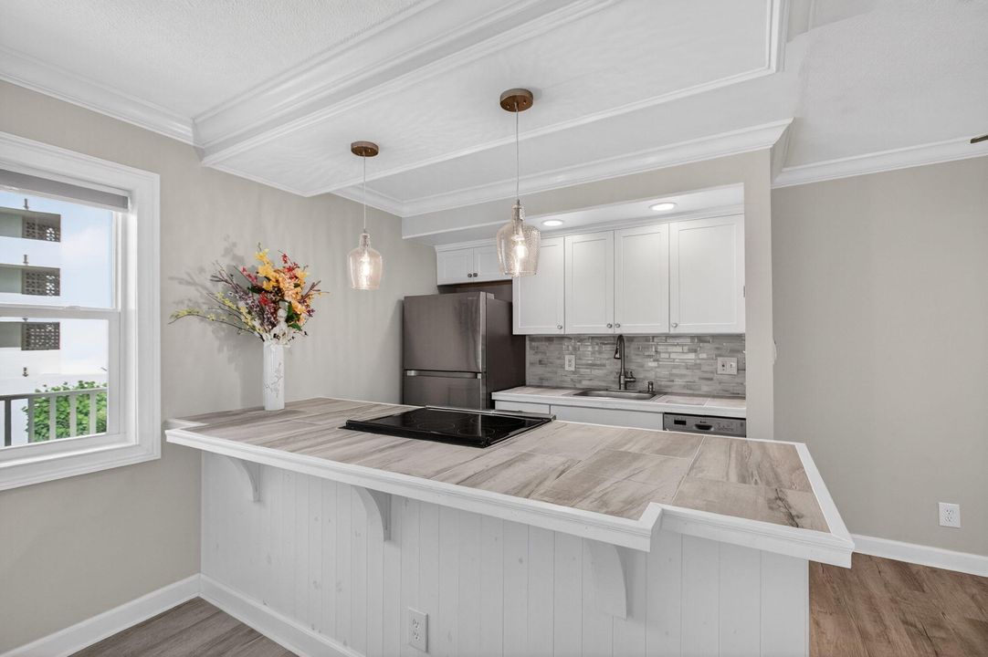 For Sale: $329,000 (1 beds, 1 baths, 620 Square Feet)