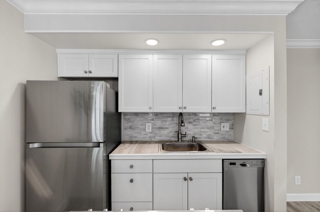 For Sale: $329,000 (1 beds, 1 baths, 620 Square Feet)