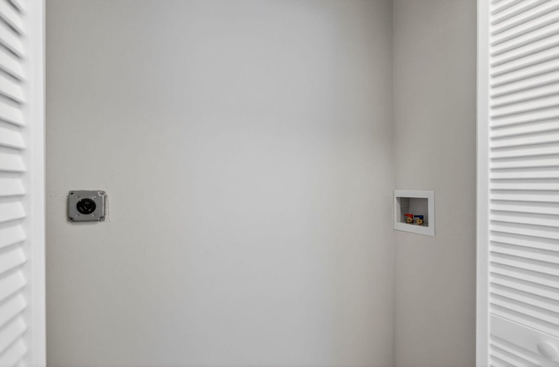 For Sale: $329,000 (1 beds, 1 baths, 620 Square Feet)