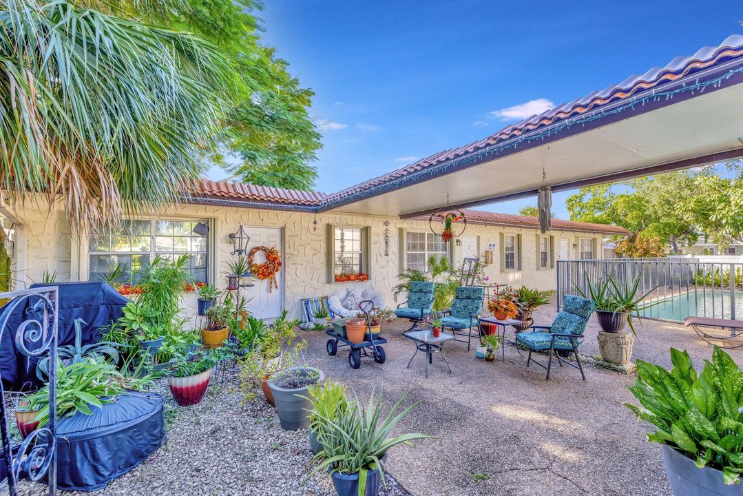 For Rent: $1,600 (1 beds, 1 baths, 977 Square Feet)