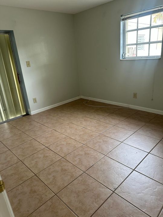 For Rent: $1,600 (1 beds, 1 baths, 977 Square Feet)