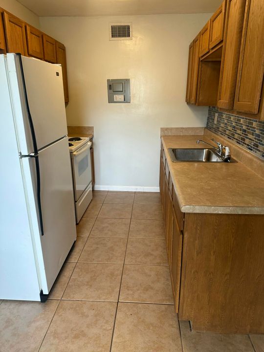 For Rent: $1,600 (1 beds, 1 baths, 977 Square Feet)