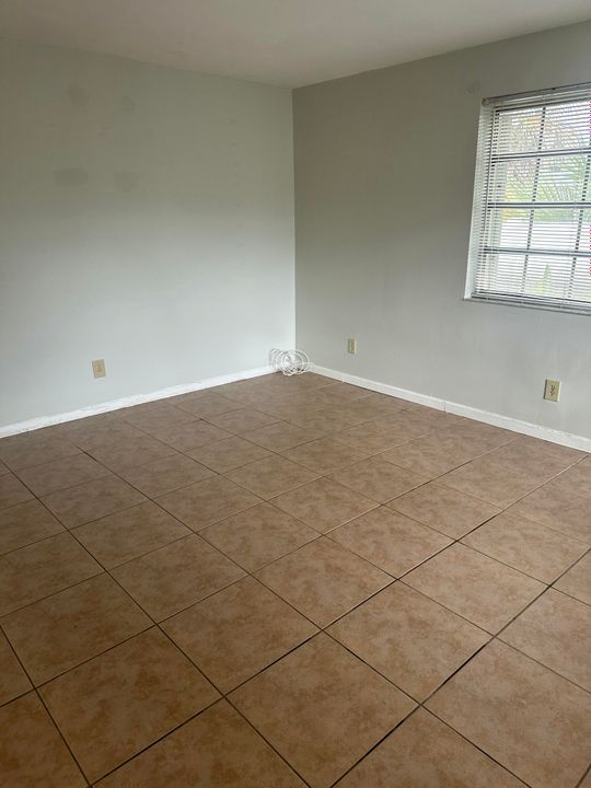 For Rent: $1,600 (1 beds, 1 baths, 977 Square Feet)