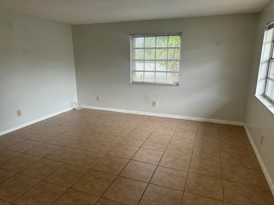 For Rent: $1,600 (1 beds, 1 baths, 977 Square Feet)