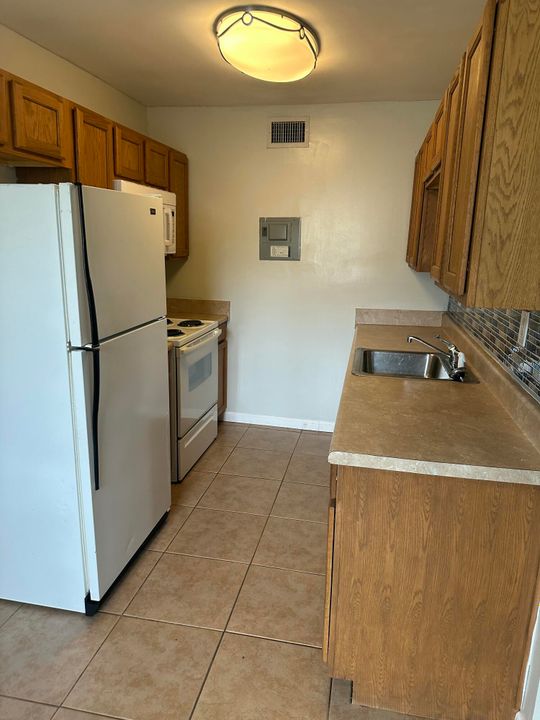 For Rent: $1,600 (1 beds, 1 baths, 977 Square Feet)