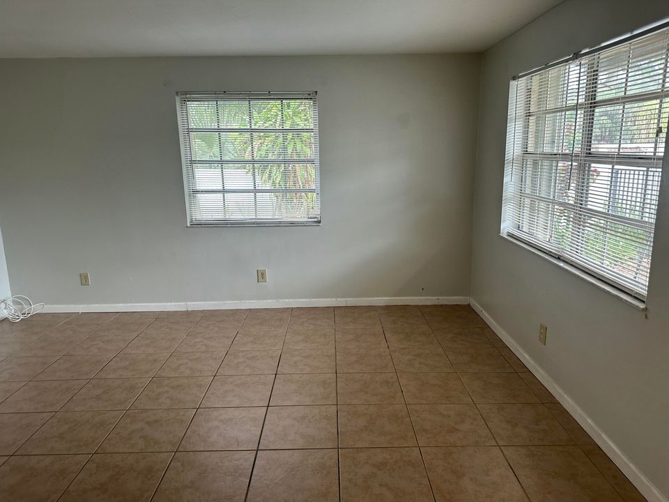 For Rent: $1,600 (1 beds, 1 baths, 977 Square Feet)