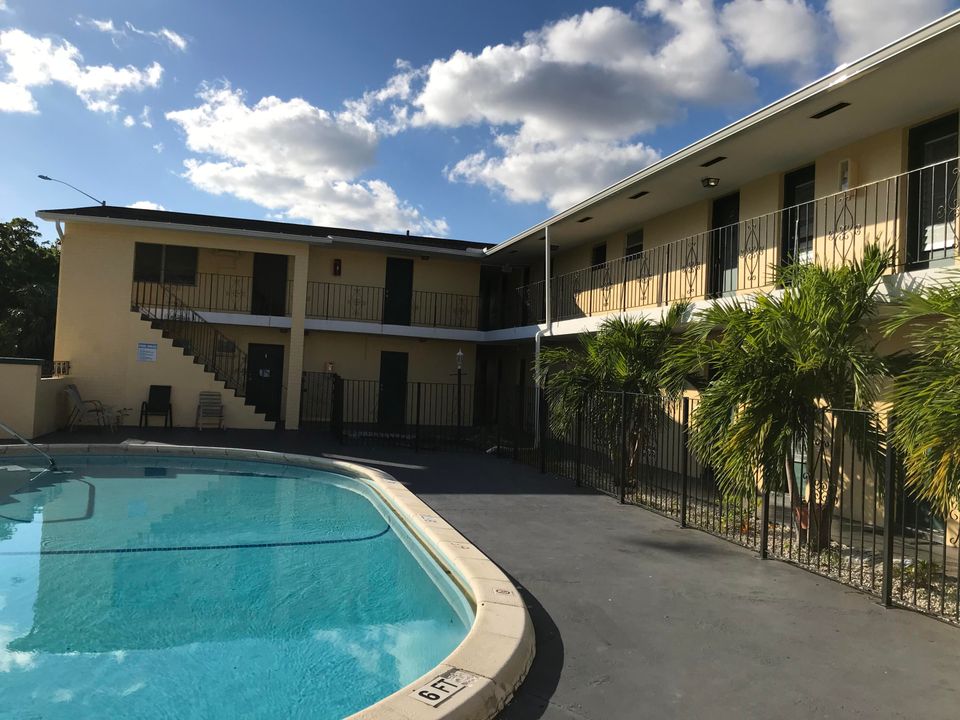 出租: $1,700 (2 贝兹, 16 浴室, 1000 平方英尺)