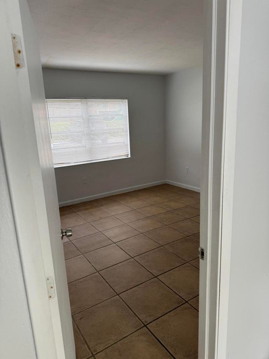 出租: $1,700 (2 贝兹, 16 浴室, 1000 平方英尺)