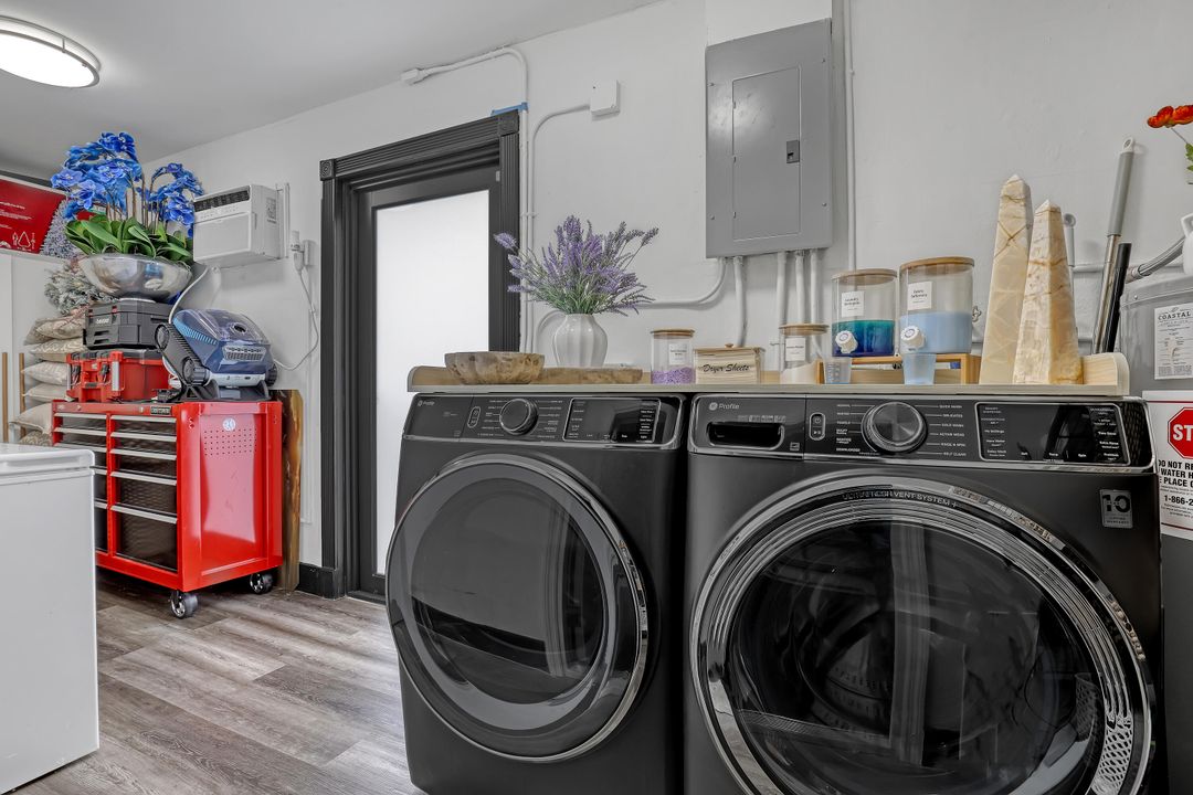 For Sale: $850,000 (3 beds, 2 baths, 1778 Square Feet)